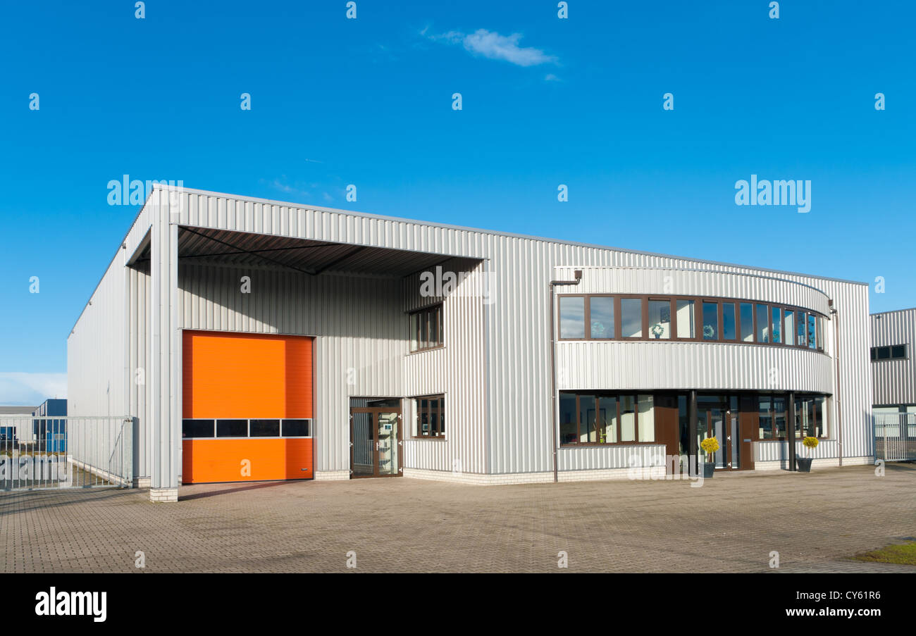 moderne Industriegebäude mit orange Rolltor Stockfoto