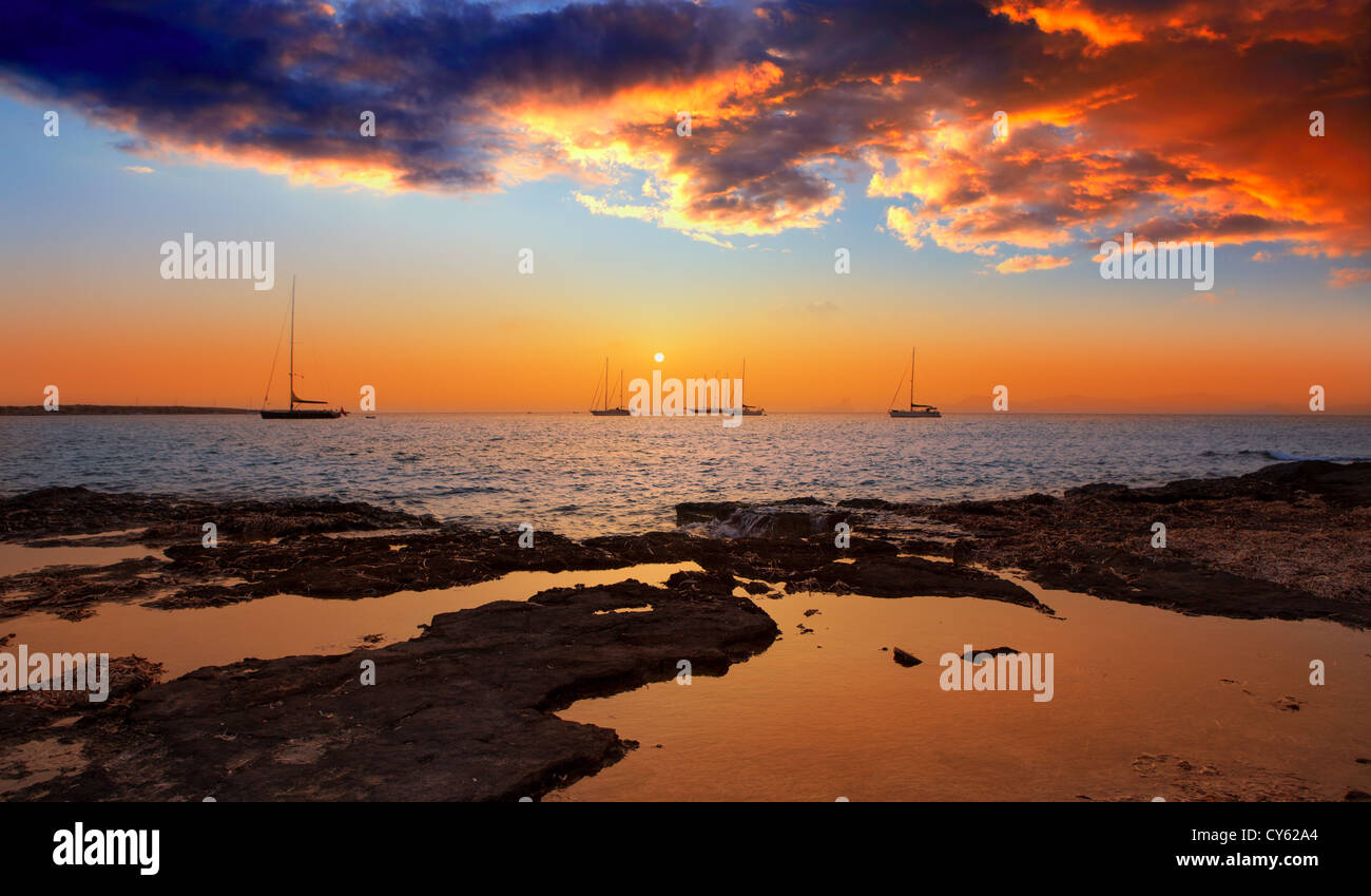 farbenprächtigen Sonnenuntergang von Ibiza Blick von Formentera mit Es Vedra Stockfoto