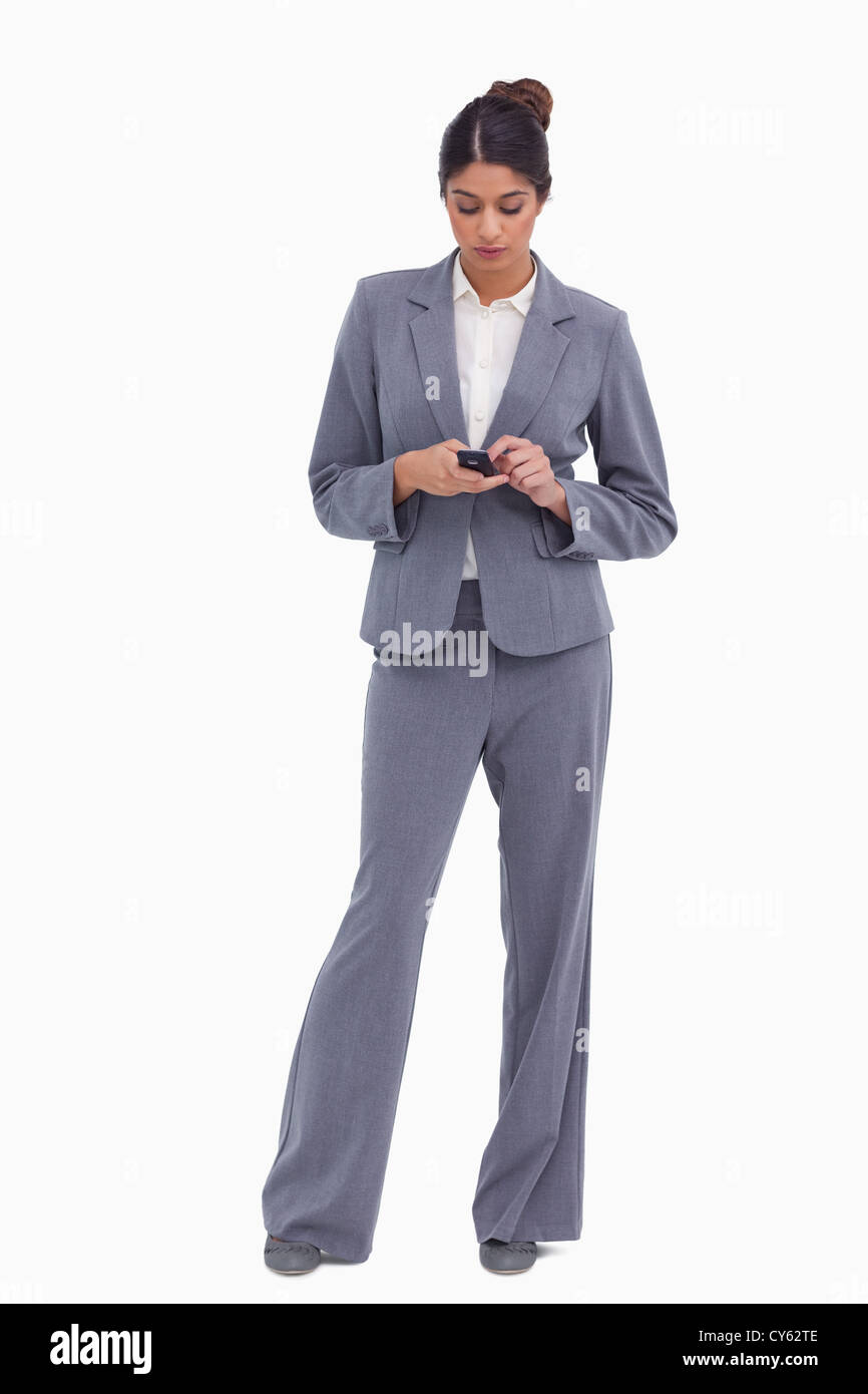 Unternehmerin, die SMS-Nachricht schreiben Stockfoto