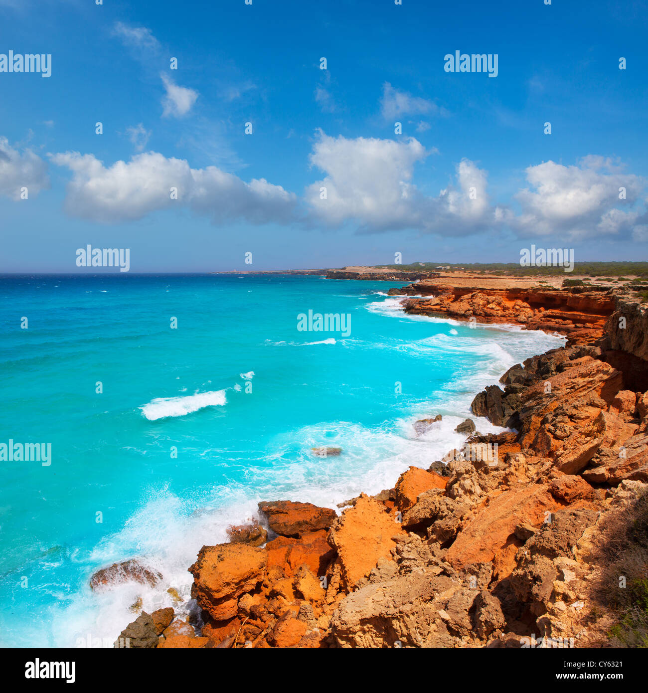 Cala Saona Felsenküste mit groben Mittelmeer Aqua Türkis Stockfoto