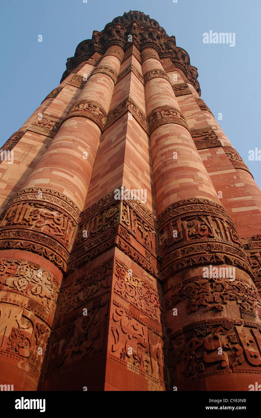 Qutb minar oder Qutab minar ist eine berühmte Moument in Delhi, Indien. Dies ist ein UNESCO-Weltkulturerbe. Stockfoto