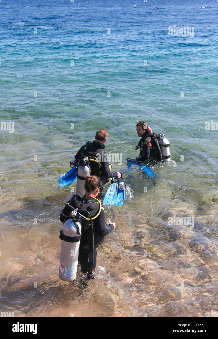 DAHAB, Ägypten - 24. Januar 2011: Taucher geben Sie das Meer am 24. Januar 2011 in Dahab, Ägypten. Blue Hole ist ein beliebtes Tauch Standor Stockfoto