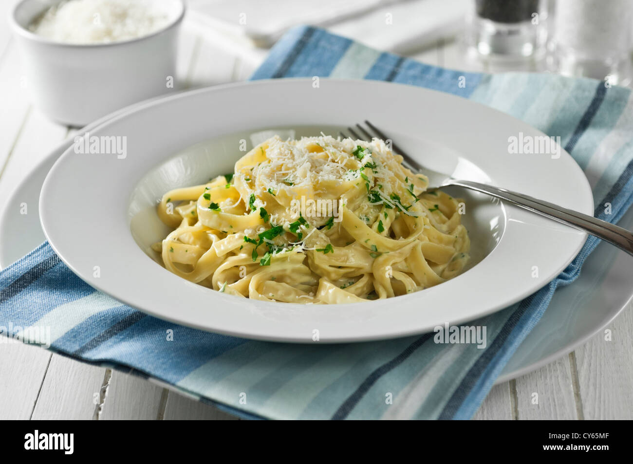 Fettucine Alfredo Pasta und Käse Teller Stockfoto