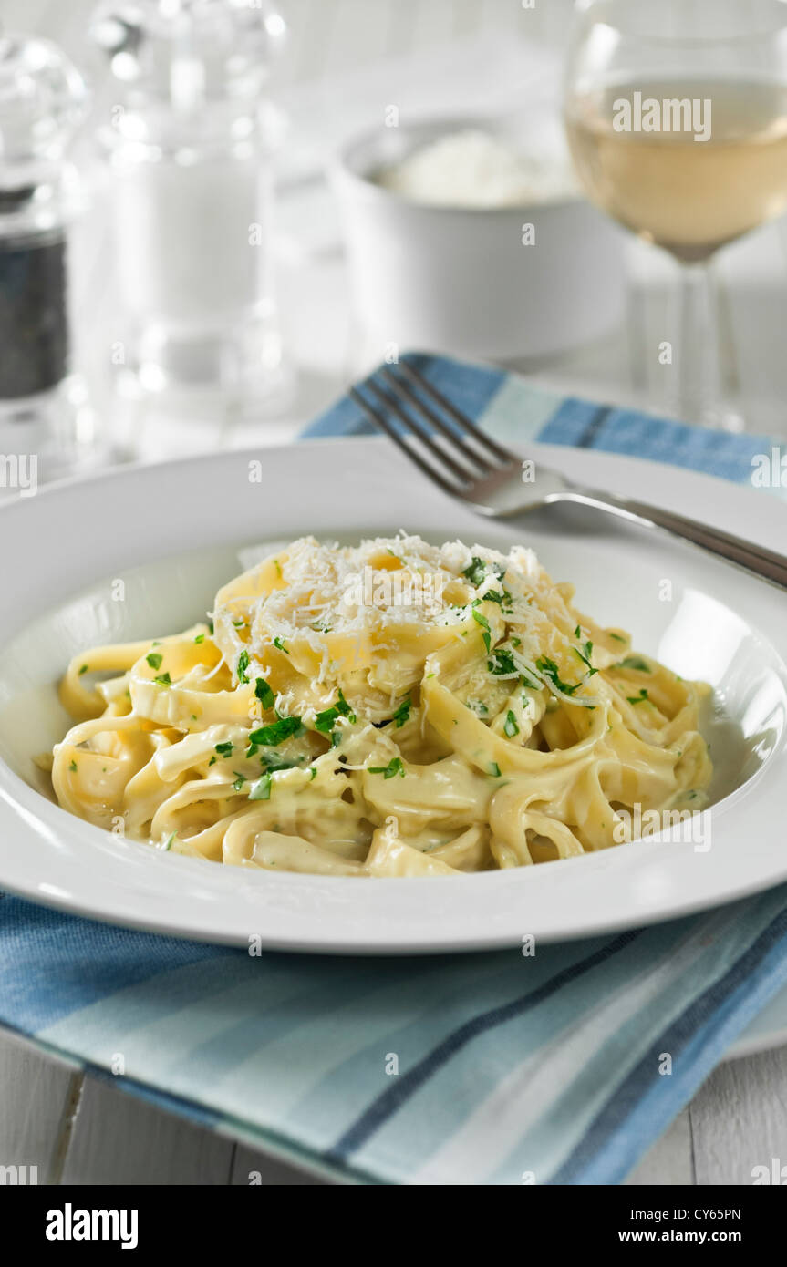 Fettucine Alfredo Pasta und Käse Teller Stockfoto