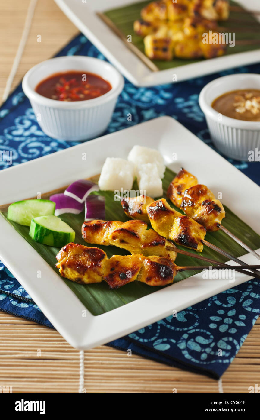 Chicken Satay mit Erdnuss und Chili Sauce Stockfoto