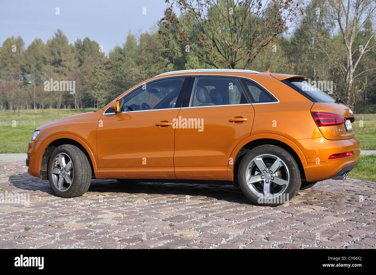 Audi Q3 - meine 2011 - deutsche Premium Kompakt-SUV (Segment H) - im park Stockfoto