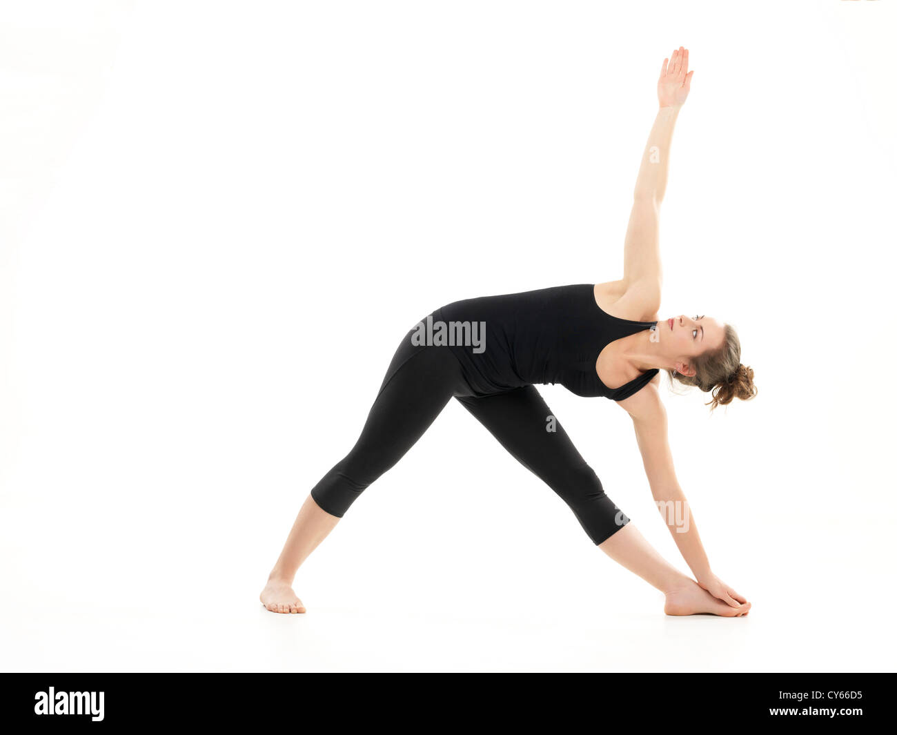 Fortgeschrittene Yoga-Haltung, nachgewiesen durch Bloden Mädchen, gekleidet in schwarz auf weißem Hintergrund Stockfoto