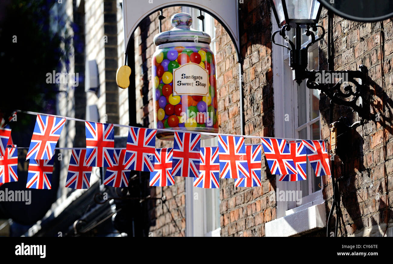 Werbung eine Konditorei, die alten Gassen Ladenschild hängen Fahnen der alten Whitby mit kleinen Union Jack. Stockfoto