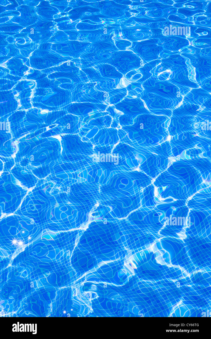 Blaue Fliesen Pool mit Welligkeit Wasserreflexion als Sommer Hintergrund Stockfoto