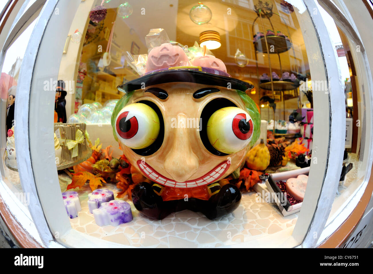 Keramiktopf einer Größe Kopf mit großen hervorquellenden Augen verwendet in einem Schaufenster, um duftende Seifen zu verkaufen. Stockfoto