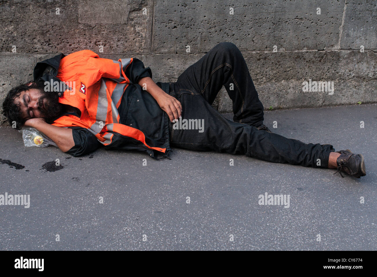 Obdachloser schlafen auf den Straßen von Paris. Stockfoto