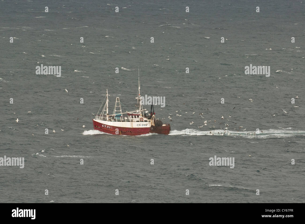 Fischerboot auf See. Insel Lewis, NW Schottland Stockfoto