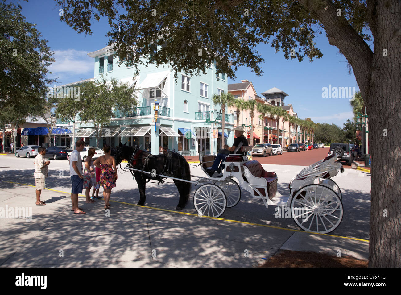 Pferdekutsche vor Markt Straße Geschäfte Cafés und Restaurants Innenstadt Feier Florida Usa Stockfoto