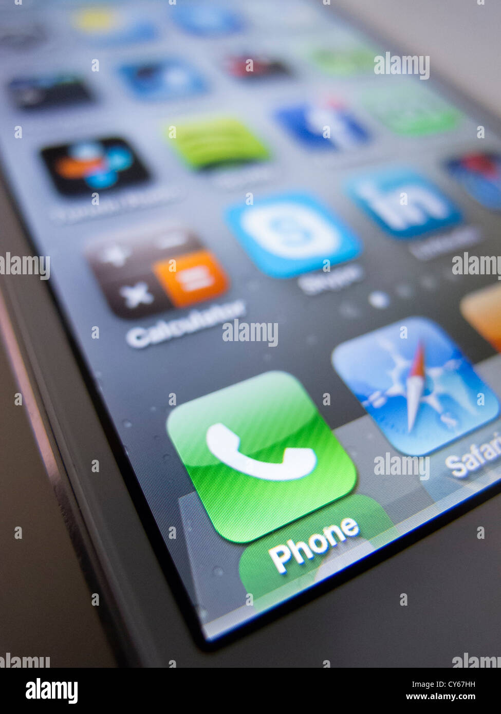 Nahaufnahme des neuen iPhone 5 Smartphone zeigt Bildschirm mit vielen apps Stockfoto