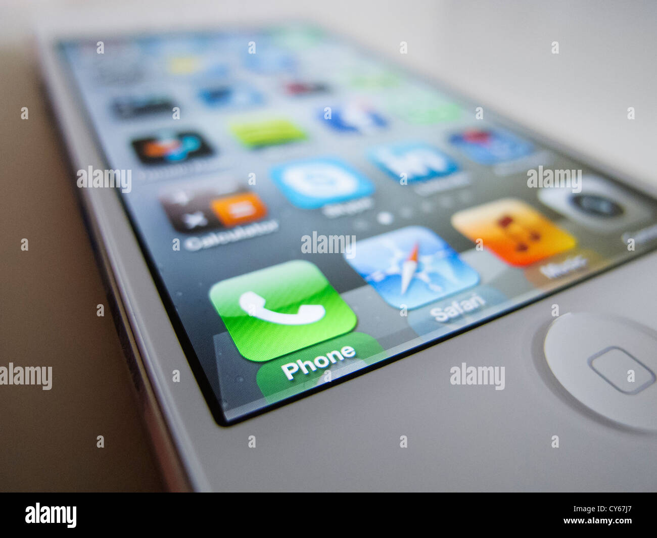 Nahaufnahme des neuen iPhone 5 Smartphone zeigt Bildschirm mit vielen apps Stockfoto