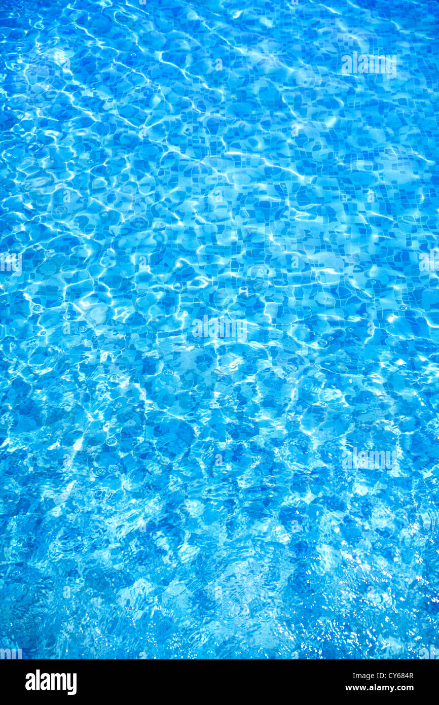 reines und klares blaues Wasser in einem Schwimmbad, Sommer Hintergrund Stockfoto