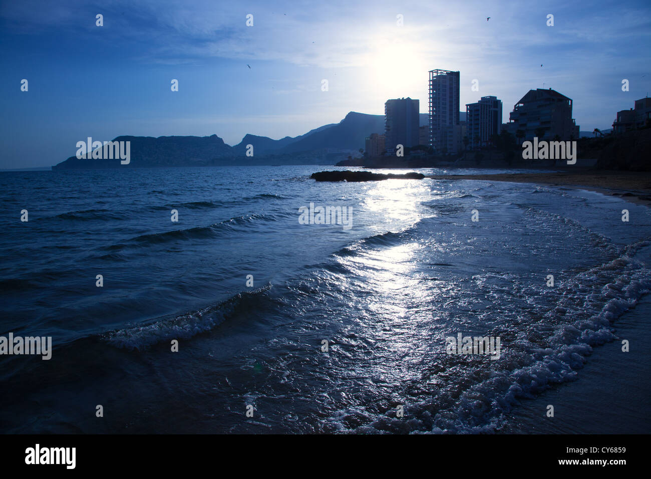 Cantal Roig Strand in blauen Sonnenuntergang in Calpe in Alicante Provinz Valencia Stockfoto