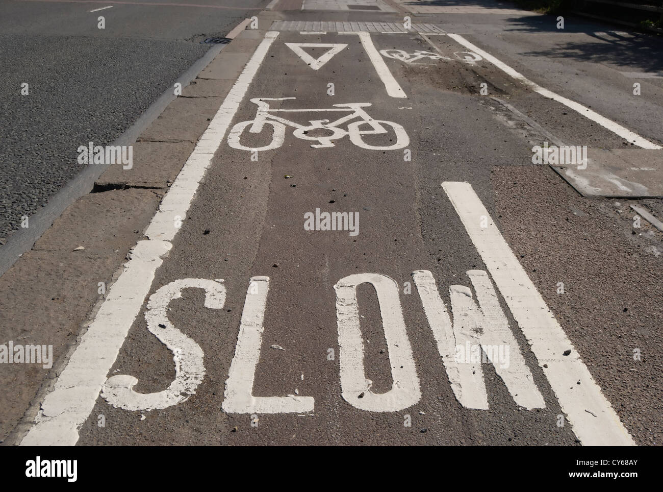 zwei Rad Weg Lane Straßenmarkierung mit Wort langsam, great West Road, Brentford, Middlesex, england Stockfoto