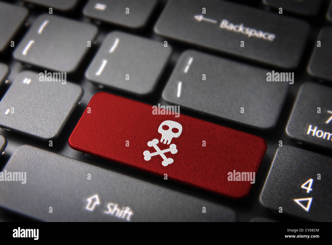Internet-Business-Security-Konzept: rote Taste mit Totenkopf-Symbol auf Laptop-Tastatur. Im Preis inbegriffen Clipping-Pfad, so dass Sie leicht bearbeitet werden kann. Stockfoto