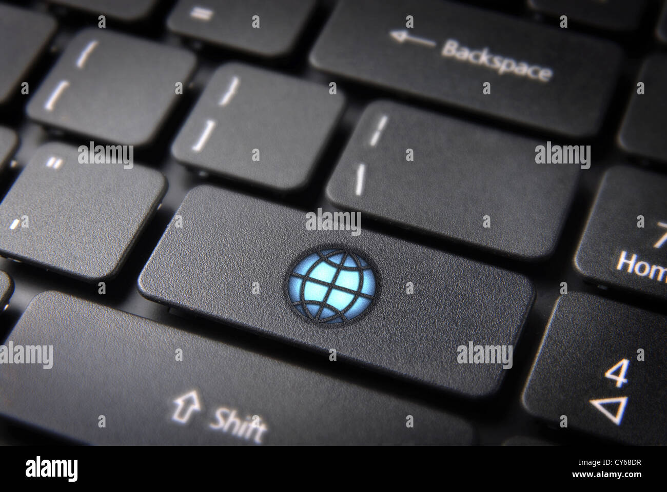 Internet global Business-Konzept: Key mit hellen Welt Symbol auf Laptop-Tastatur. Im Preis inbegriffen Clipping-Pfad, so dass Sie leicht bearbeitet werden kann. Stockfoto