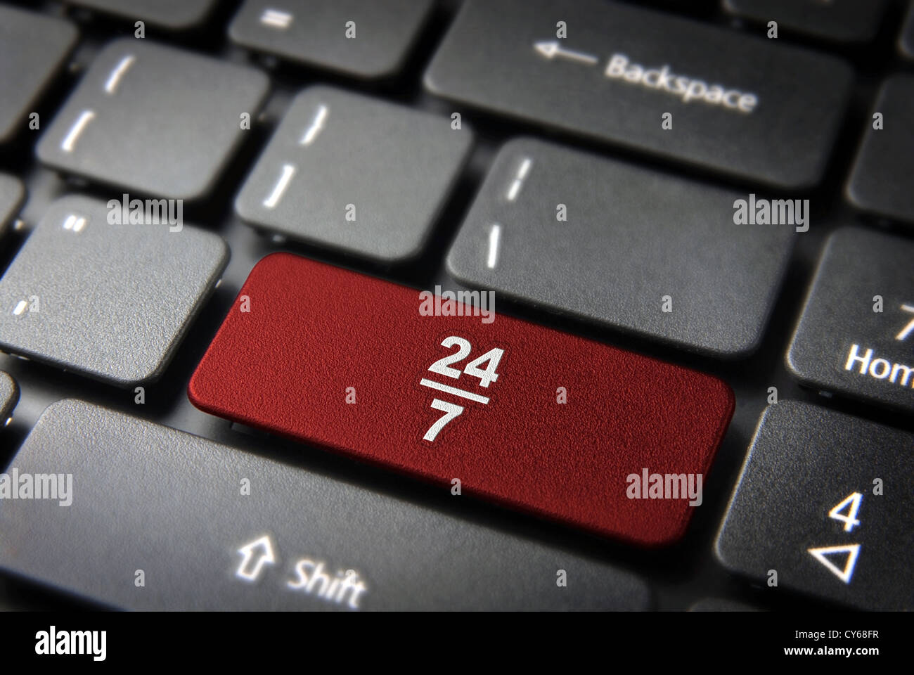Online-Geschäft immer offenes Konzept: rote Taste mit 24/7 arbeiten Stunden Symbol auf Laptop-Tastatur. Im Preis inbegriffen Clipping-Pfad, so dass Sie leicht bearbeitet werden kann. Stockfoto