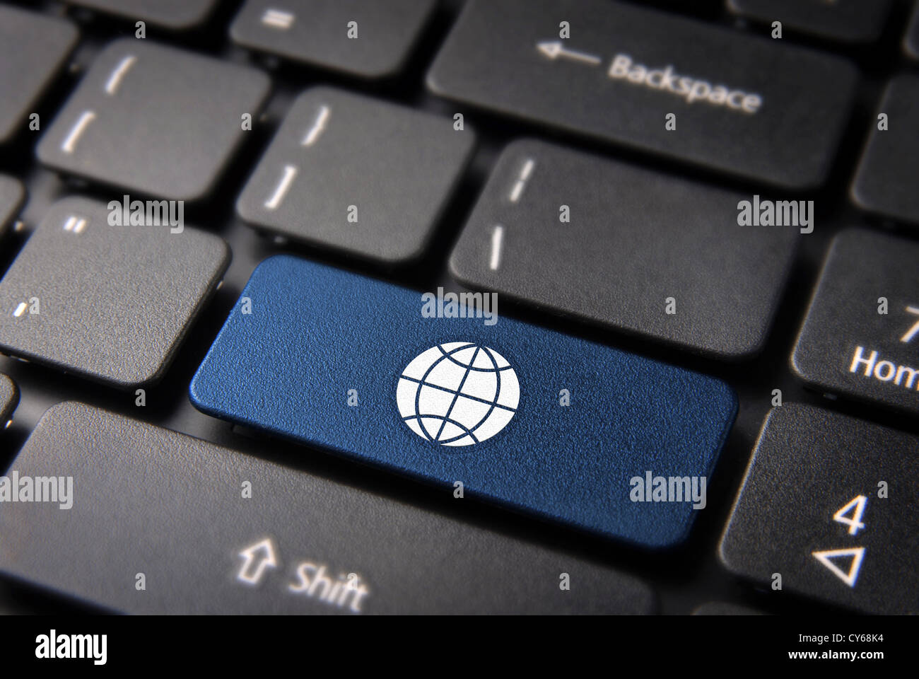 Internet global Business-Konzept: blaue Taste mit Welt-Kartensymbol auf Laptop-Tastatur. Im Preis inbegriffen Clipping-Pfad, so dass Sie leicht bearbeitet werden kann. Stockfoto