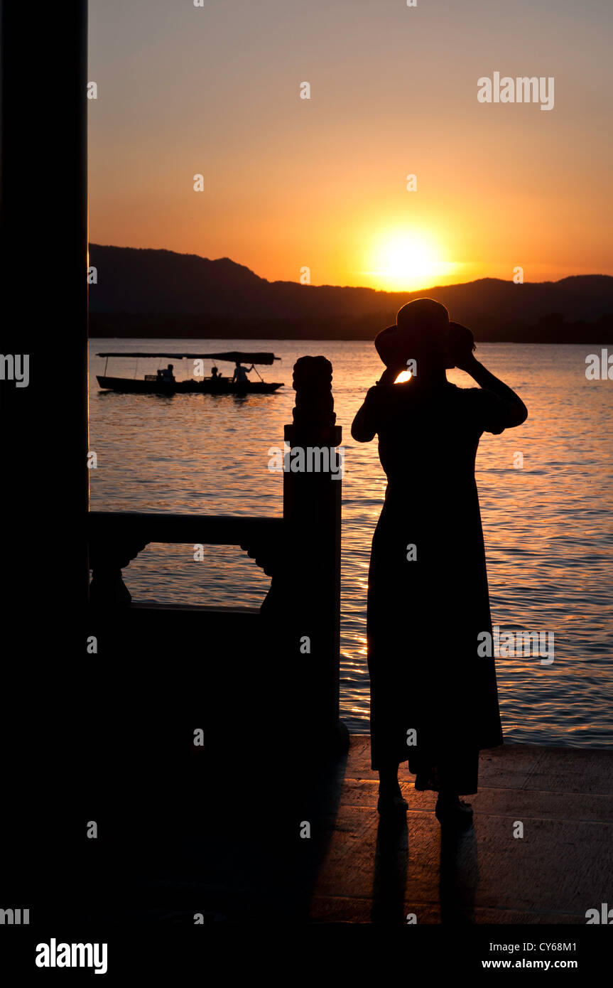 Frau fotografieren der Sonnenuntergang, West Lake, Hangzhou Stockfoto