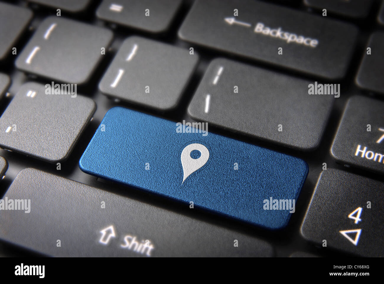 Blaue Taste mit Geo-Standort-Symbol auf Laptop-Tastatur. Im Preis inbegriffen Clipping-Pfad, so dass Sie leicht bearbeitet werden kann. Stockfoto