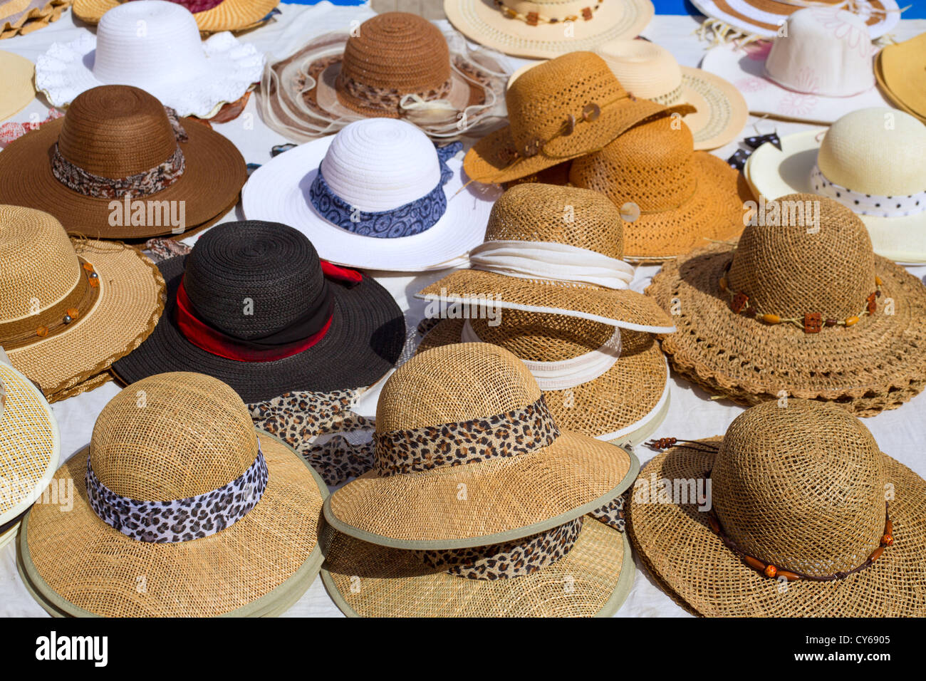 Hüte anzeigen auf einem Straßenmarkt im Freien unter sonnigen Sommerlicht Stockfoto