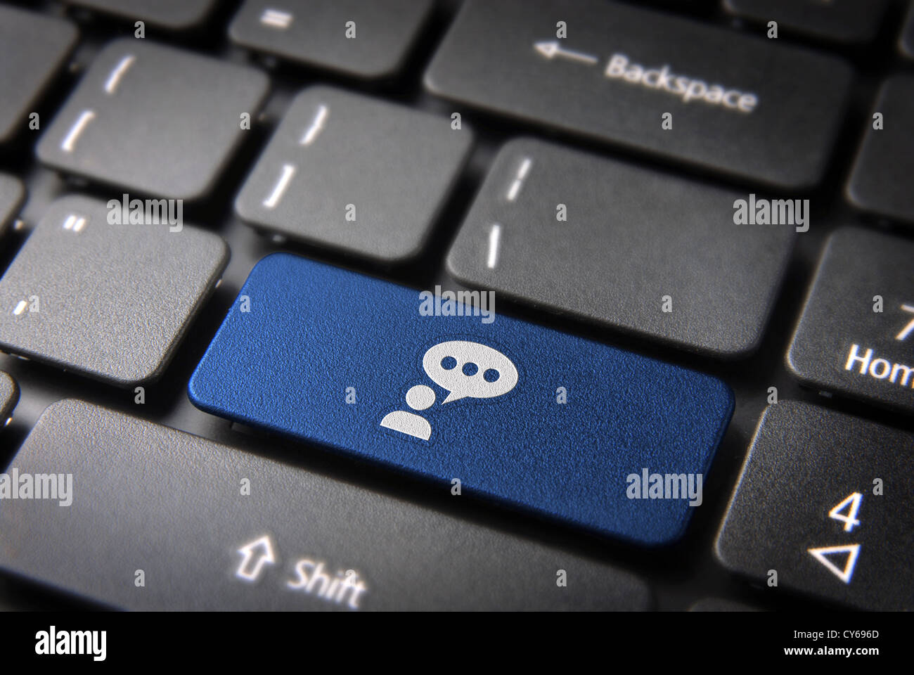 Social-Media-Taste mit Leuten chatten-Symbol auf Laptop-Tastatur. Im Preis inbegriffen Clipping-Pfad, so dass Sie leicht bearbeitet werden kann. Stockfoto