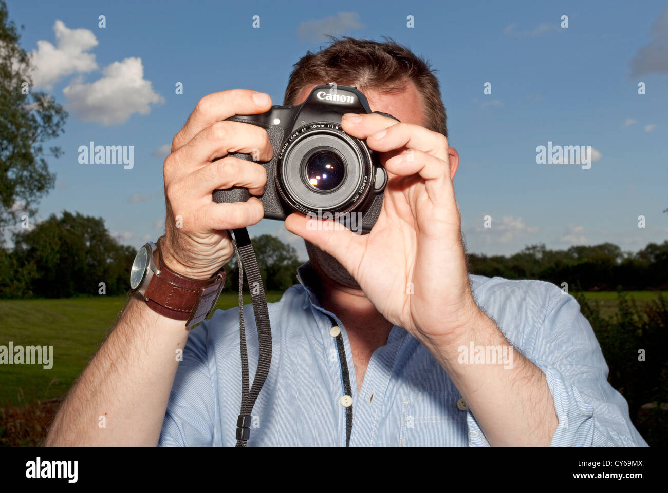 Männlich, die Aufnahme eines Bildes in Richtung Kamera Stockfoto
