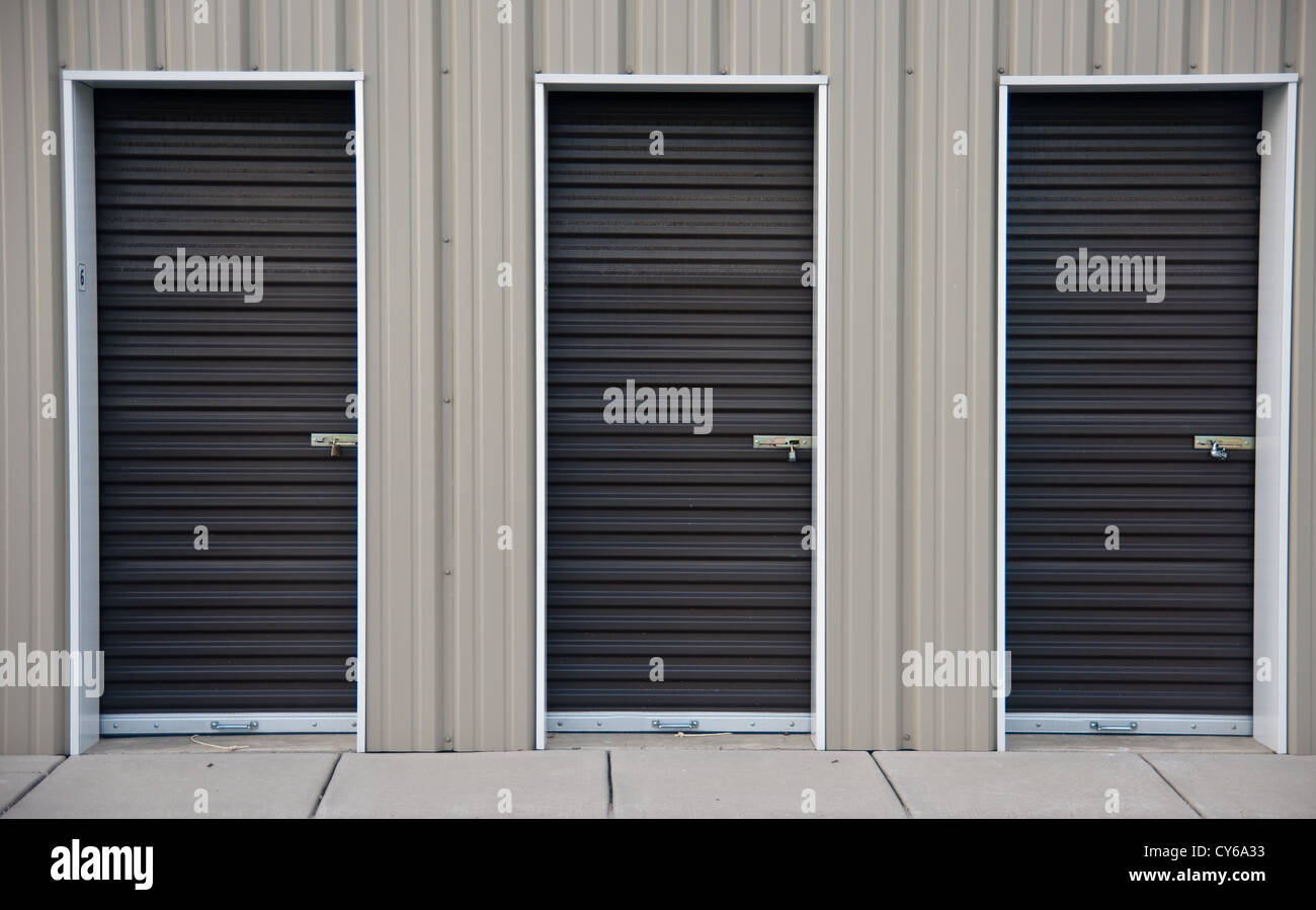 Drei braune Metalltüren einer Lagerung im Freien-Einheit Stockfoto
