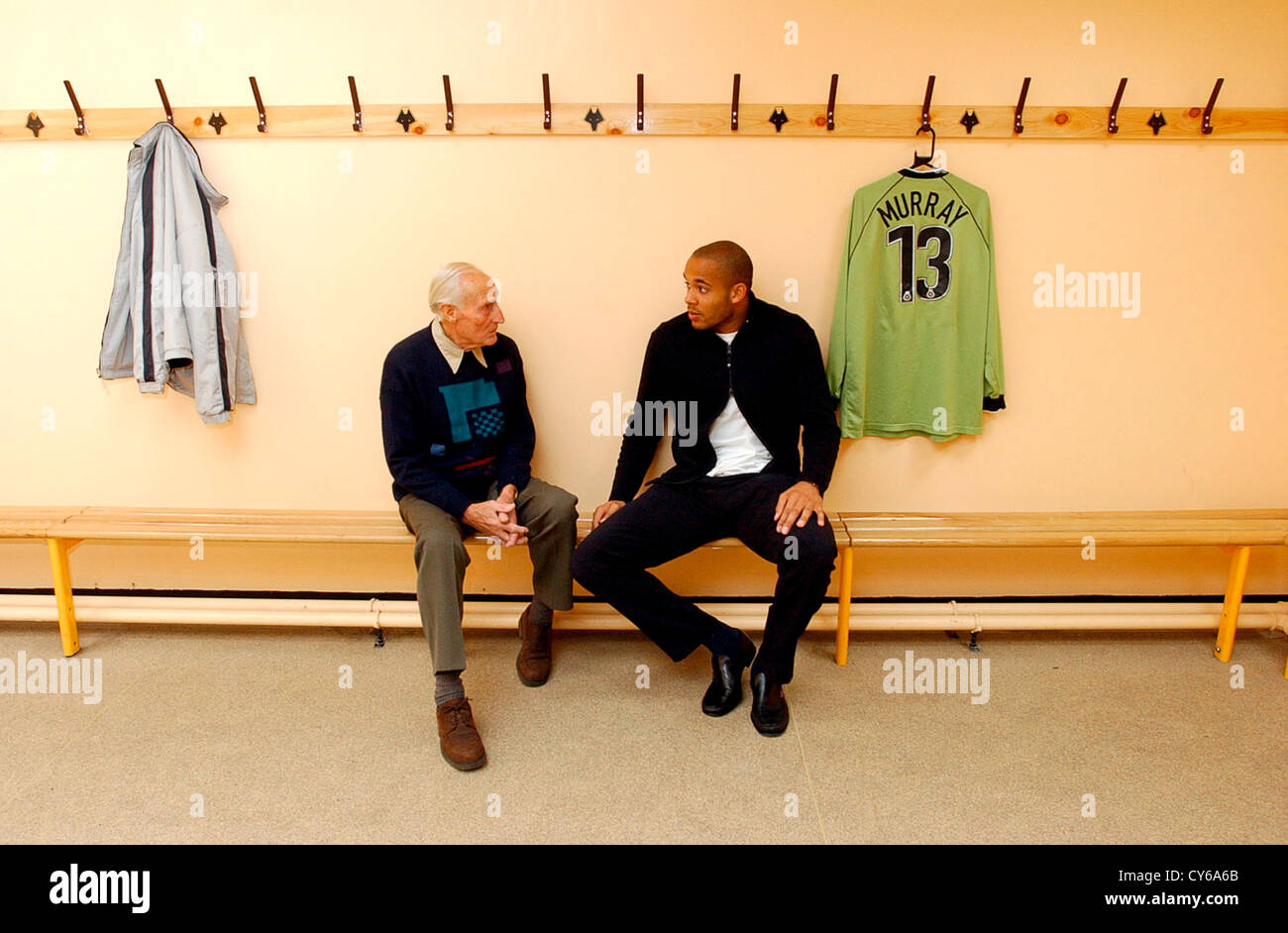 Ehemaligen Wolverhampton Wanderers und England Torhüter Bert Williams plaudert mit Wölfen aktuelle Keeper Matt Murray in der Molineux Stockfoto