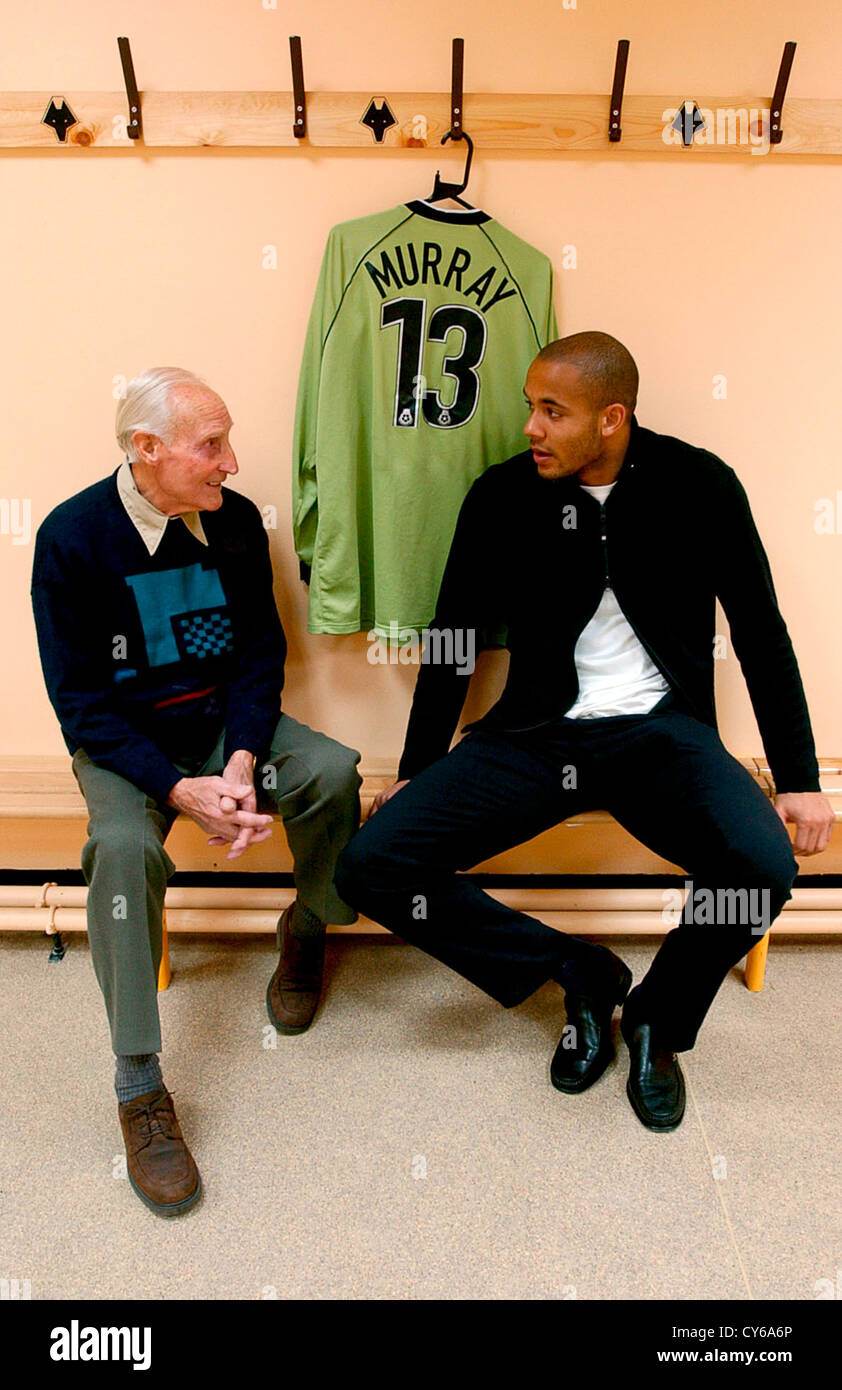 Ehemaligen Wolverhampton Wanderers und England Torhüter Bert Williams plaudert mit Wölfen aktuelle Keeper Matt Murray in der Molineux Stockfoto