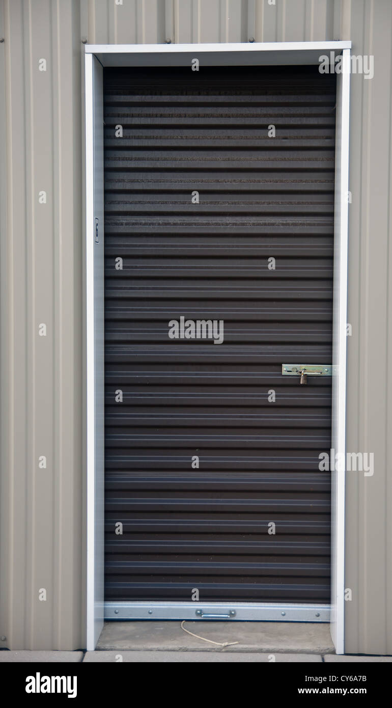 Braun Metall Tür mit Vorhängeschloss, ein Outdoor-Lagereinheit Stockfoto