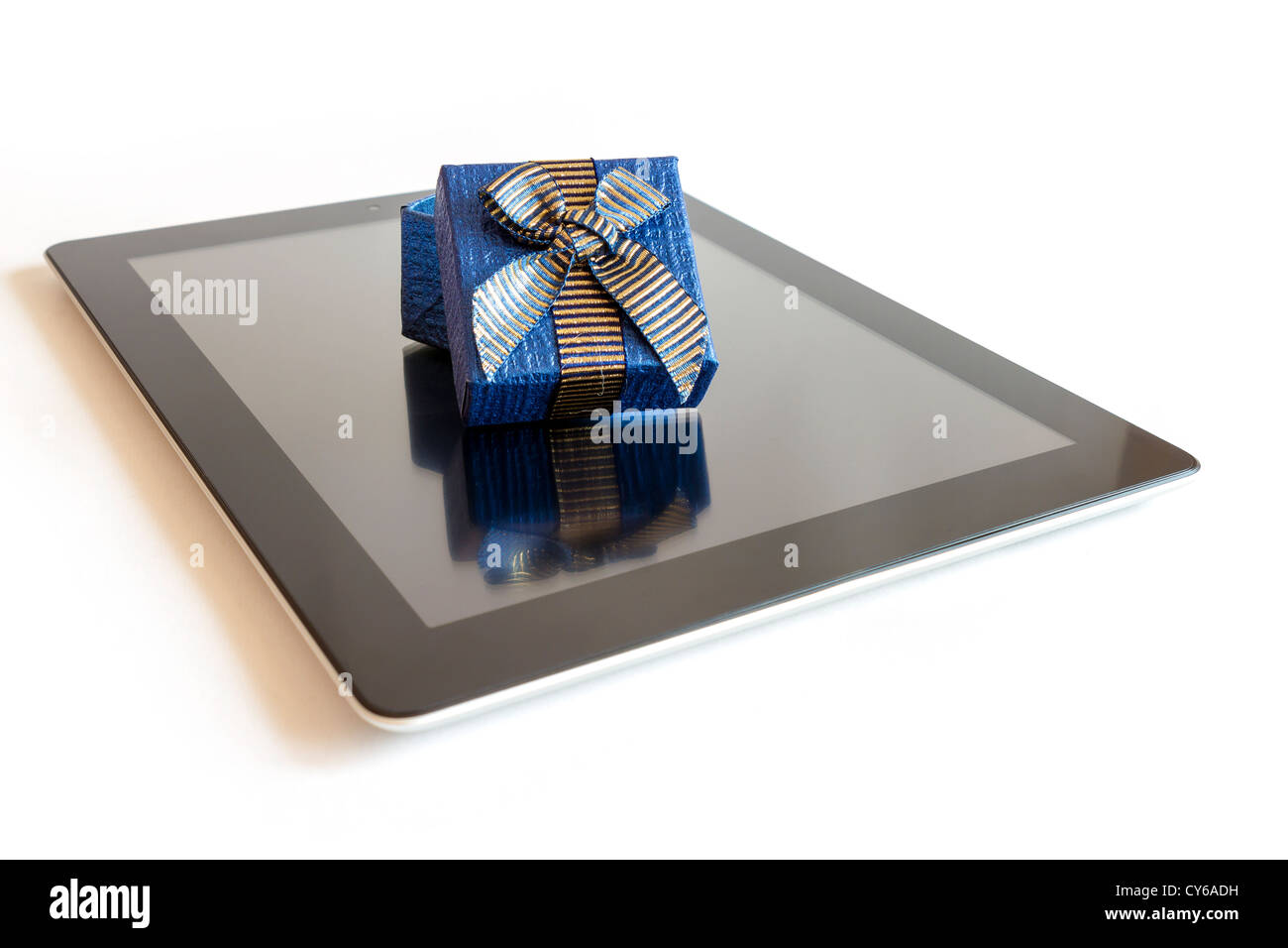 Digital-Tablette mit Geschenk isoliert auf weiss. Stockfoto