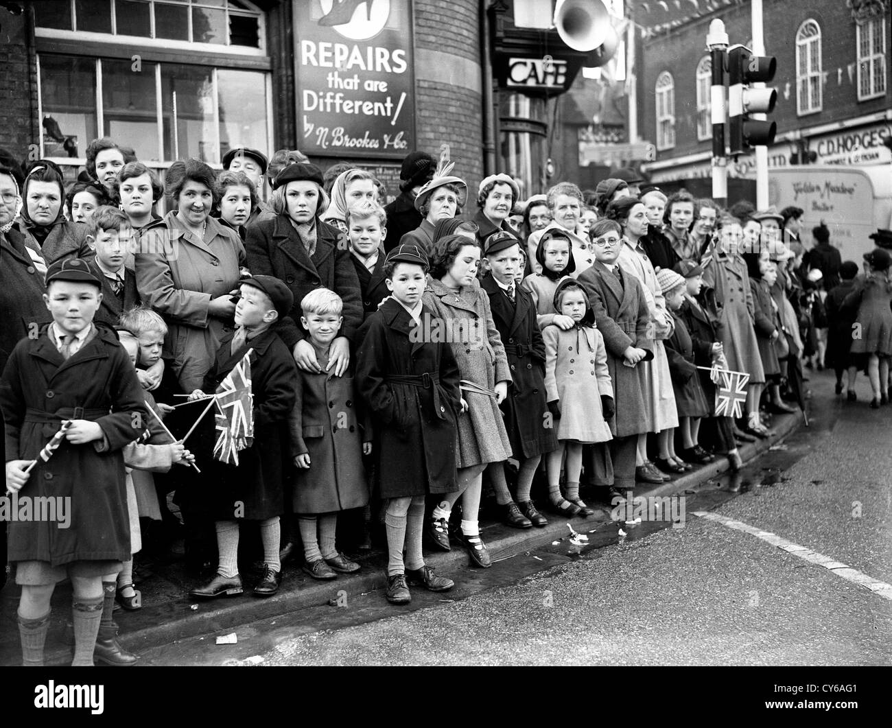 Massen säumen die Straßen für den Besuch der Königin in Shrewsbury am Freitag, dem 24. Oktober 1952. Großbritannien fünfziger Jahre Menschen Schulkinder Familien königlichen Besuch patriotische Flagge winkende Royalisten Stockfoto