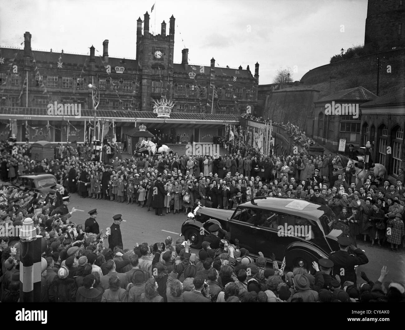Massen vor dem Bahnhof für den Besuch der Königin in Shrewsbury am Freitag, dem 24. Oktober 1952. Großbritannien fünfziger Jahre Menschen Schulkinder Familien königlichen Besuch patriotische Flagge winkende Royalisten Stockfoto