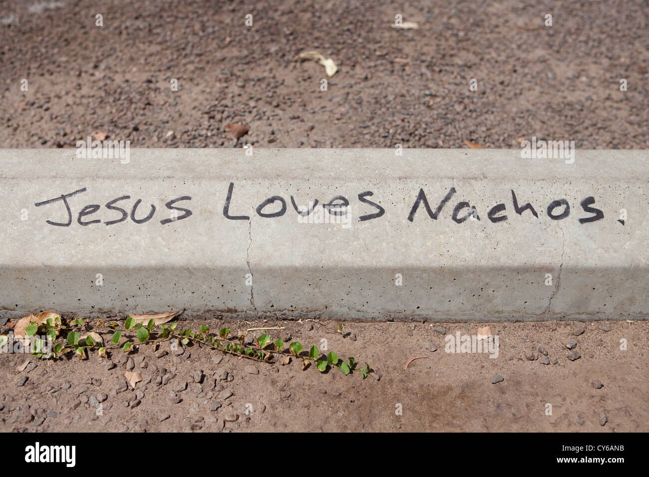 Jesus liebt Nachos Graffiti auf einem Betonblock Stockfoto