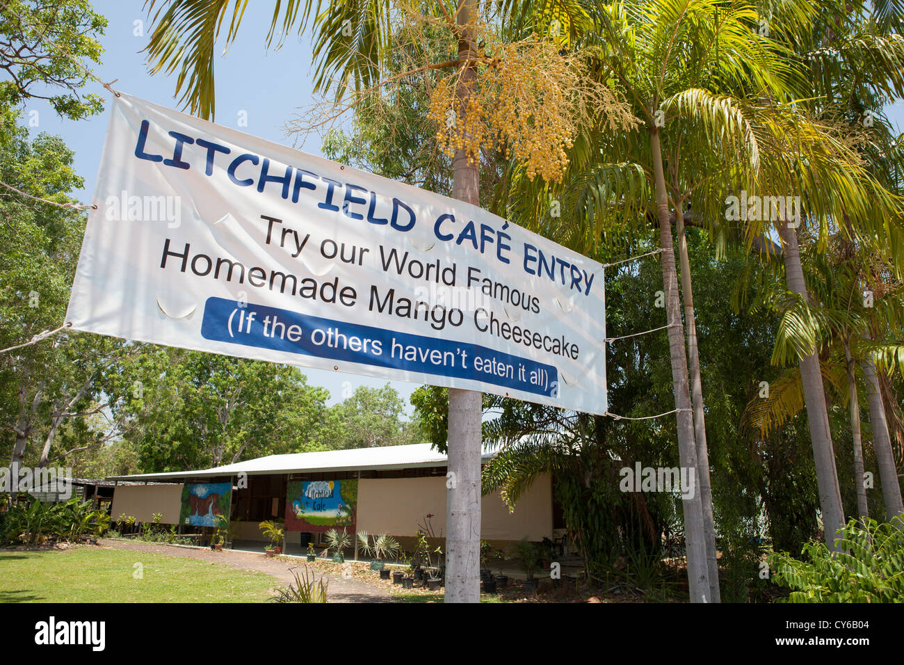 Litchfield Café Zeichen Hervorhebung ihrer Welt berühmten Mango Cheesecake im Litchfield Nationalpark, Northern Territory, Australien Stockfoto