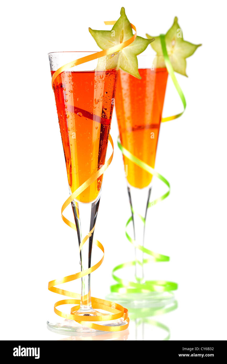 Zwei orange Alkohol Cocktails mit Karambolen isoliert auf weißem Hintergrund Stockfoto