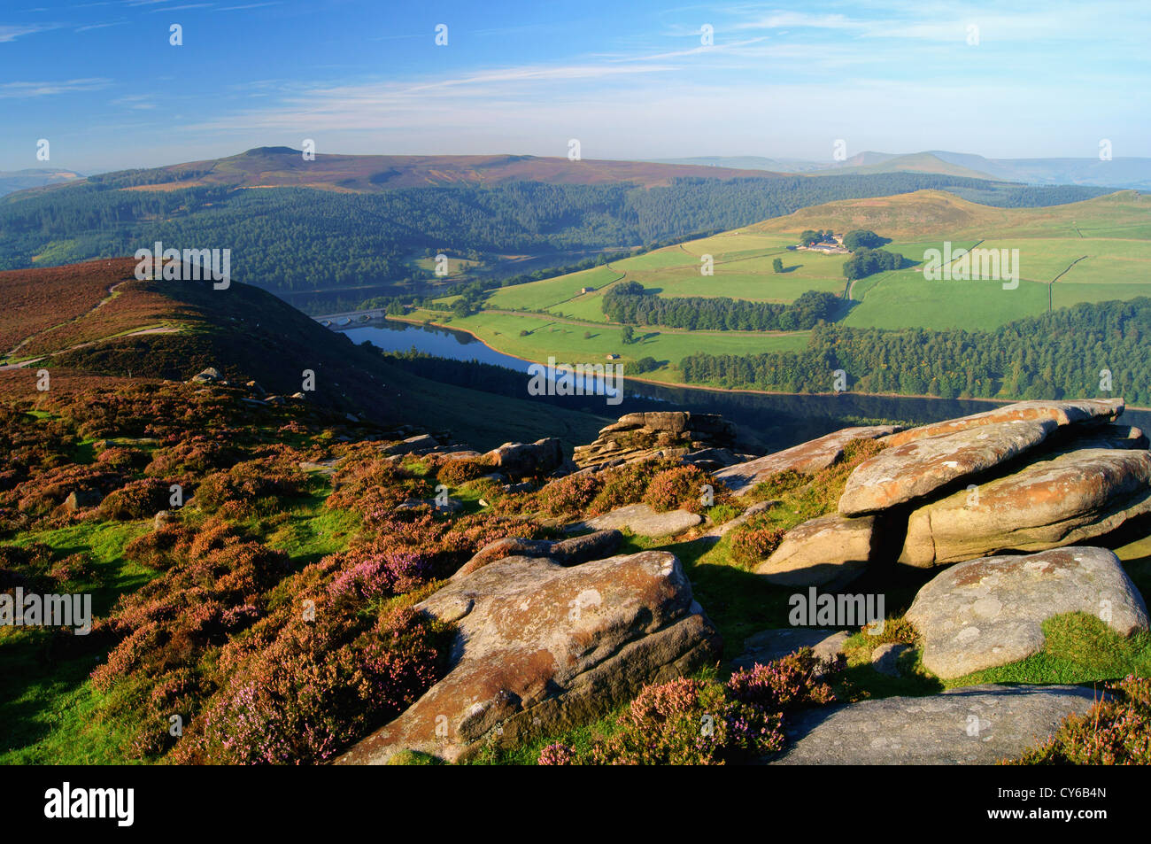 Großbritannien, Derbyshire, Peak District, Blick vom Whinstone Lee Tor, Blick auf Ladybower Reservoir, Win Hill & Crook Hill Stockfoto