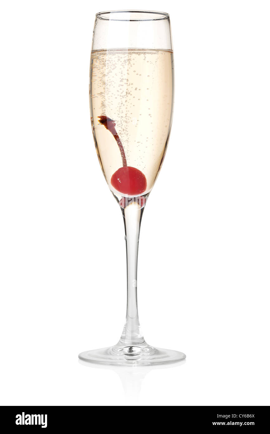 Champagner mit Maraschino in Glas. Isoliert auf weißem Hintergrund Stockfoto