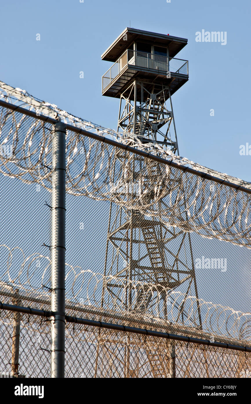 Turm mit Blick auf Gefängnis Sicherheitszaun. Stockfoto