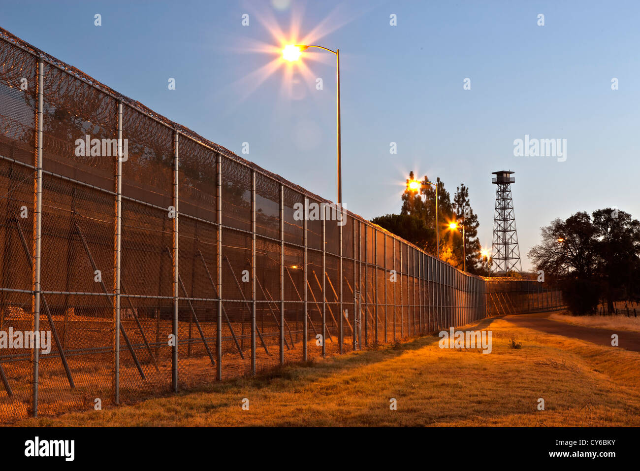 Gefängnis Sicherheitszaun, Wachturm, vor Sonnenaufgang. Stockfoto
