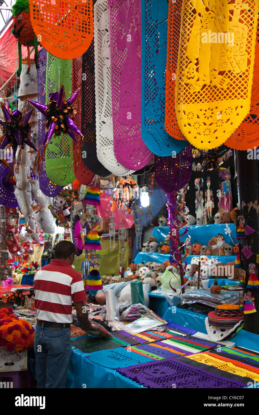 Papel Picado stehen auf Jamaika Markt in Colonia Jamaika im Venustiano Carranza Stadtteil von Mexiko-Stadt Stockfoto