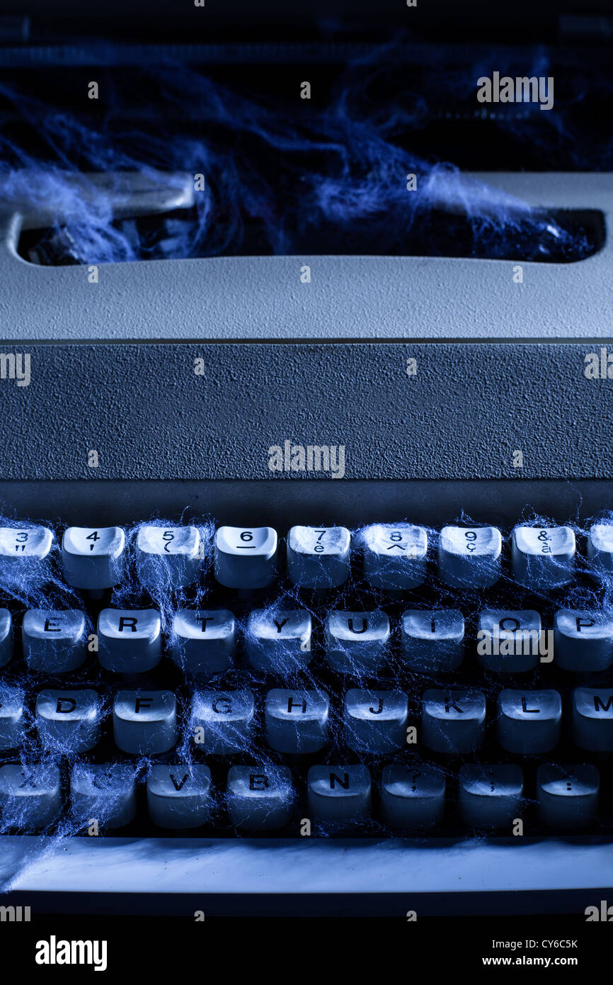 Alte Schreibmaschine mit Spinnennetz Stockfoto