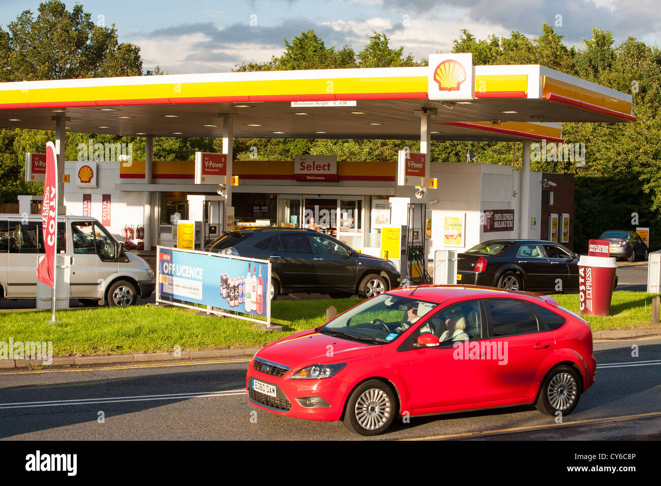 Eine Shell-Tankstelle am Flughafen Gatwick, London, UK. Stockfoto