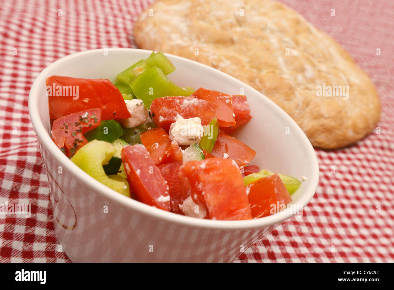 Leckeren griechischen Salat, Mischung aus Käse und Gemüse in einer Schüssel auf einem Küchentisch Stockfoto