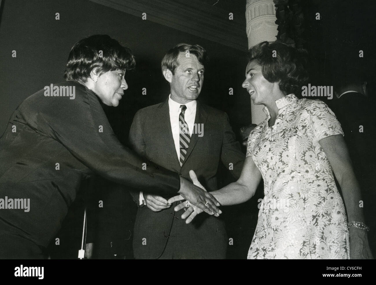 Robert f. Kennedy (1925-1968) und Frau Ethel treffen Ella Fitzgerald im Jahr 1967 Stockfoto